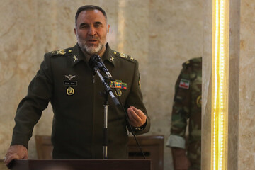 ارتش به برکت فرمانده کل قوا  امروز به عنوان ارتشی با فضیلت شناخته می‌شود/ امروز نمادی عینی از صراط مستقیم، رهبر انقلاب هستند