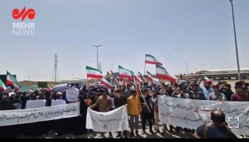 تجمع دانشجویان مقابل یک سایت هسته‌ای+تصاویر