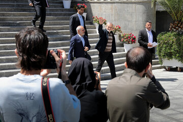 تصاویر عجیب از حیاط دولت/ بلایی که باران بر سر وزرا و خبرنگاران آورد تصاویر عجیب از حیاط دولت/ بلایی که باران بر سر وزرا و خبرنگاران آورد