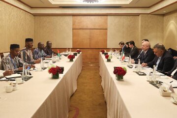 تصویری از لباس جالب رئیس مجلس بورکینافاسو در دیدار با قالیباف تصویری از لباس جالب رئیس مجلس بورکینافاسو در دیدار با قالیباف