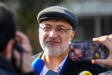 تصویری قدیمی از زاکانی در کنار پوستر خاتمی در دهه هفتاد/ ماجرا چه بود؟