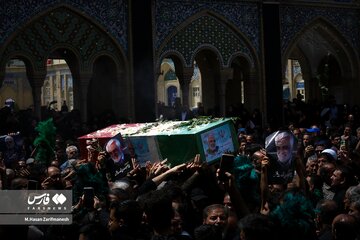 تصاویری از حضور مردمی در مراسم خاکسپاری شهید طهرانچی و همسرش