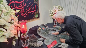 بوسه سعید جلیلی بر لباس نظامی شهید سردار سلامی+ تصاویر بوسه سعید جلیلی بر لباس نظامی شهید سردار سلامی+ تصاویر