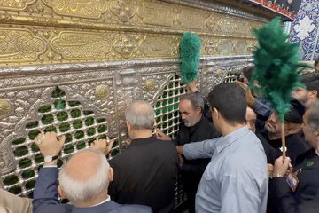 تصاویری از سفر رئیس جمهور به قم؛ از حضور در میان مردم تا حال و هوای زیارت حرم تصاویری از سفر رئیس جمهور به قم؛ از حضور در میان مردم تا حال و هوای زیارت حرم