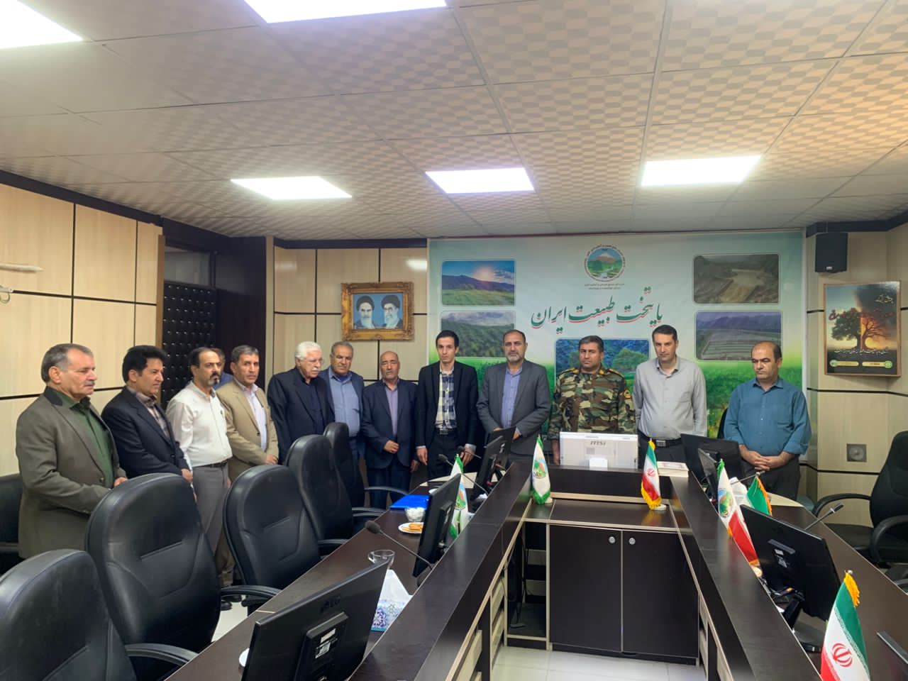 تجلیل از خانواده جنگلبان فقید مرحوم هوشنگ نادری تجلیل از خانواده جنگلبان فقید مرحوم هوشنگ نادری