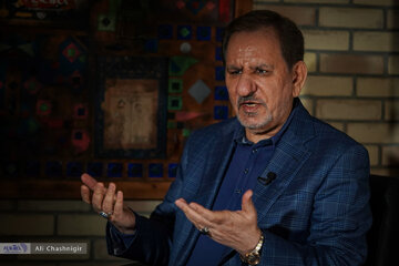 اسحاق جهانگیری: راهی جز مذاکره وجود ندارد؛ کسانی که مذاکره را رد می کنند چه چیزی جایگزین دارند؟ / شناختی که از رهبری دارم این است که ایشان ضدجنگ هستند