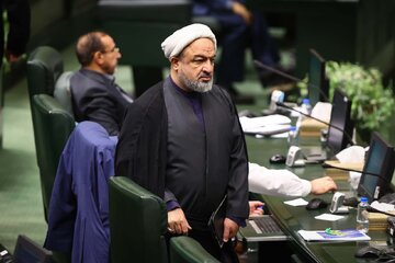 خوشحالی یک نماینده از برداشته شدن  عمامه رسایی + عکس