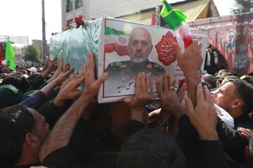 روایت همسر شهید رشید از زمان شهادت سردار رشید و فرزندش/ پسرم پیش از رسیدن به بیمارستان شهید شده بود