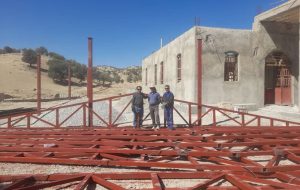 مشارکت گسترده مردم روستای«گِردَوه»  در ساخت سایه‌بان امامزاده