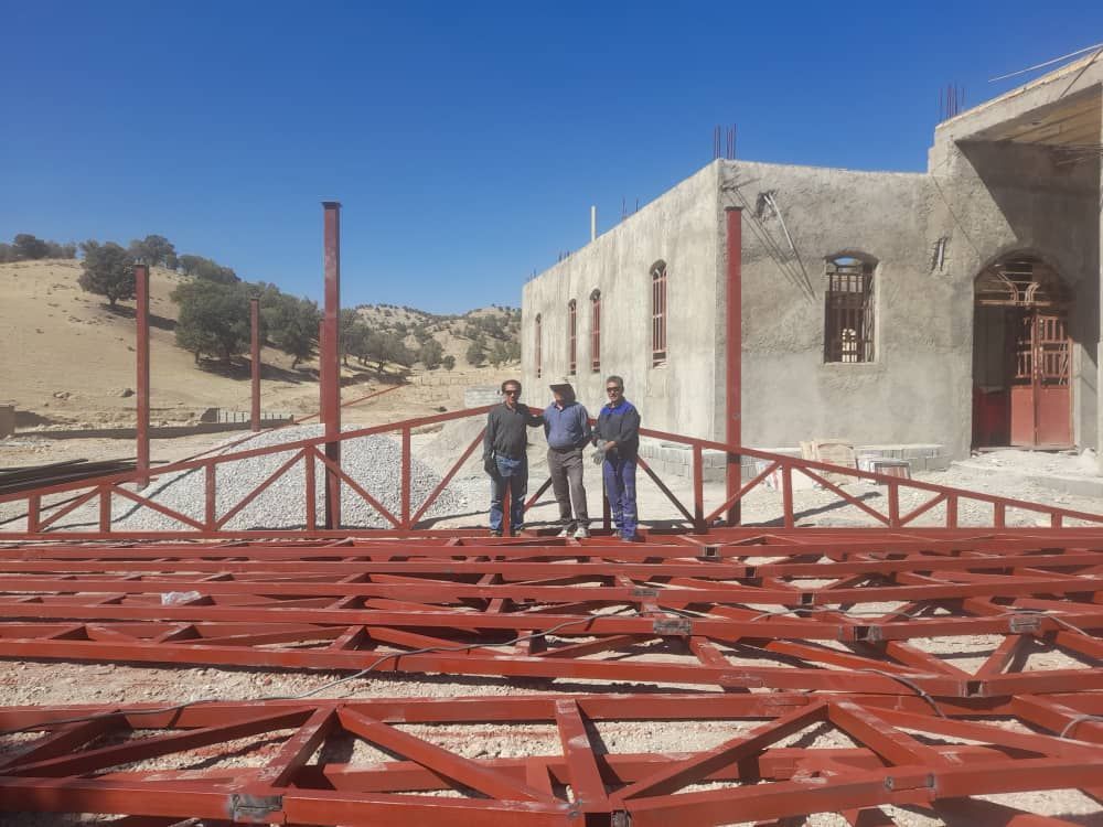 مشارکت گسترده مردم روستای«گِردَوه»  در ساخت سایه‌بان امامزاده