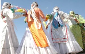 دامن پرچین، چوقای مردانه و حجابی که زاگرس به آن می‌بالد