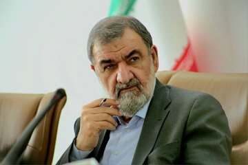 عکسی از حضور محسن رضایی در مراسم راهپیمایی ۱۳ آبان/ سلفی یکی از راهپیمایان با فرمانده اسبق سپاه عکسی از حضور محسن رضایی در مراسم راهپیمایی ۱۳ آبان/ سلفی یکی از راهپیمایان با فرمانده اسبق سپاه