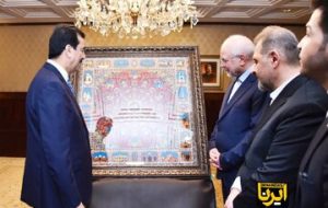 هدیه خاص و نفیس قالیباف به رئیس مجلس سنای پاکستان + عکس