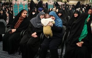 حاشیه‌ای از دیدار رهبری و زنان؛ تصویری متفاوت از سخنگوی دولت + عکس