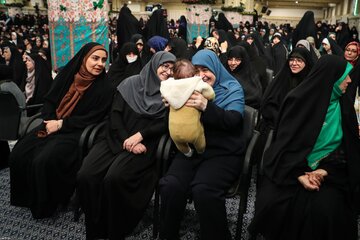 حاشیه‌ای از دیدار رهبری و زنان؛ تصویری متفاوت از سخنگوی دولت + عکس