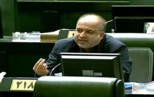 حمله نماینده جبهه پایداری مجلس به پزشکیان: تورم بالای ۵۰ درصد است؛ عدد ۲۰ درصدی مقدس برای افزایش حقوق مردم، از کجا آمده است؟/ درخواست از قوه قضاییه