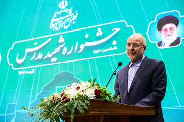 روایت قالیباف از شهید مدرس(ره) ؛ مجلس با اسامی و نامها زنده نمیماند، بلکه واسطه سرمایه انسانی خود زنده است روایت قالیباف از شهید مدرس(ره) ؛ مجلس با اسامی و نامها زنده نمیماند، بلکه واسطه سرمایه انسانی خود زنده است