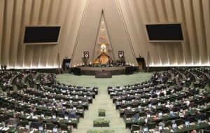 نماینده مجلس: شنیده ها حاکی است که دولت قصد دارد نرخ ارز ترجیحی را به بالای ۴۰ هزار تومان ببرد/ ما چوب لای چرخ دولت نمی گذاریم