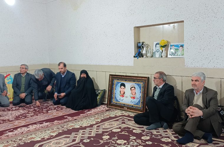 دیدار مسئولان استانی و شهرستانی با مادران شهدای دنا در سومین روز دهه فجر